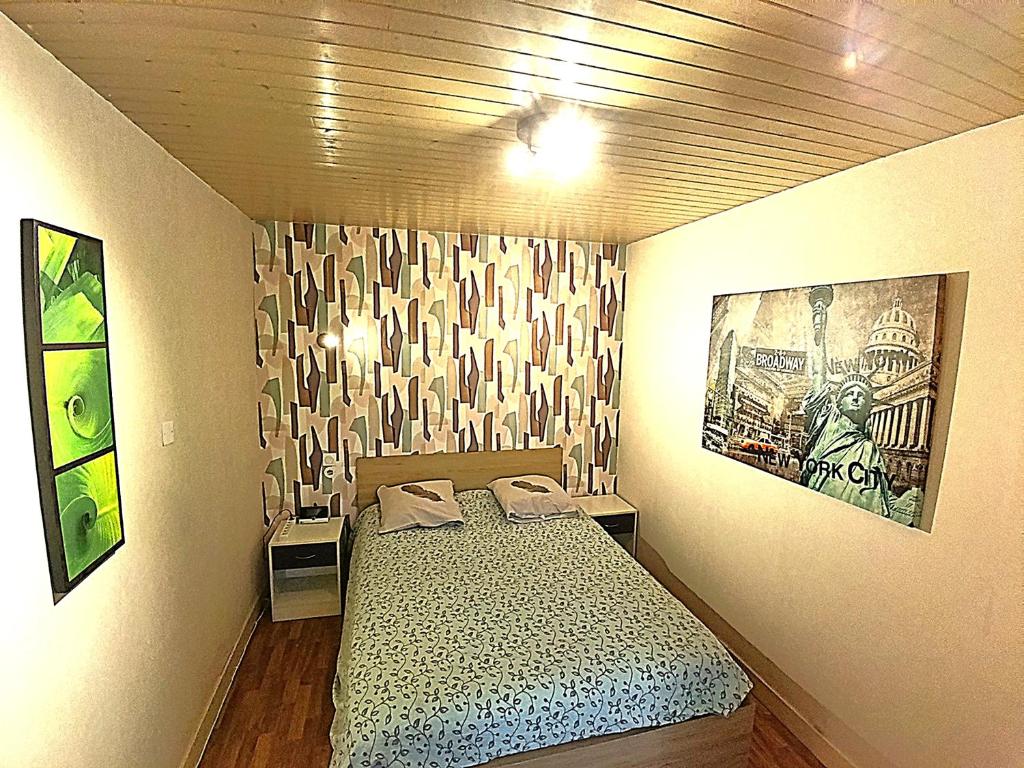 Lanouéeにあるlocation Vakañsoùの部屋の中にベッドがある小さな寝室