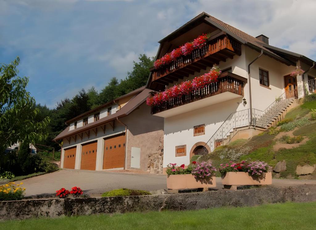 a building with flowers on the side of it at Zipperhof in Reichenbach