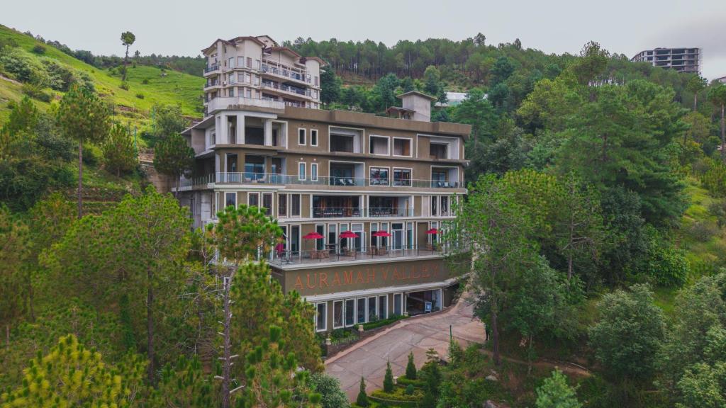 un gran edificio al lado de una colina en The Manor Sports and Wellness Hotel, en Nāldera
