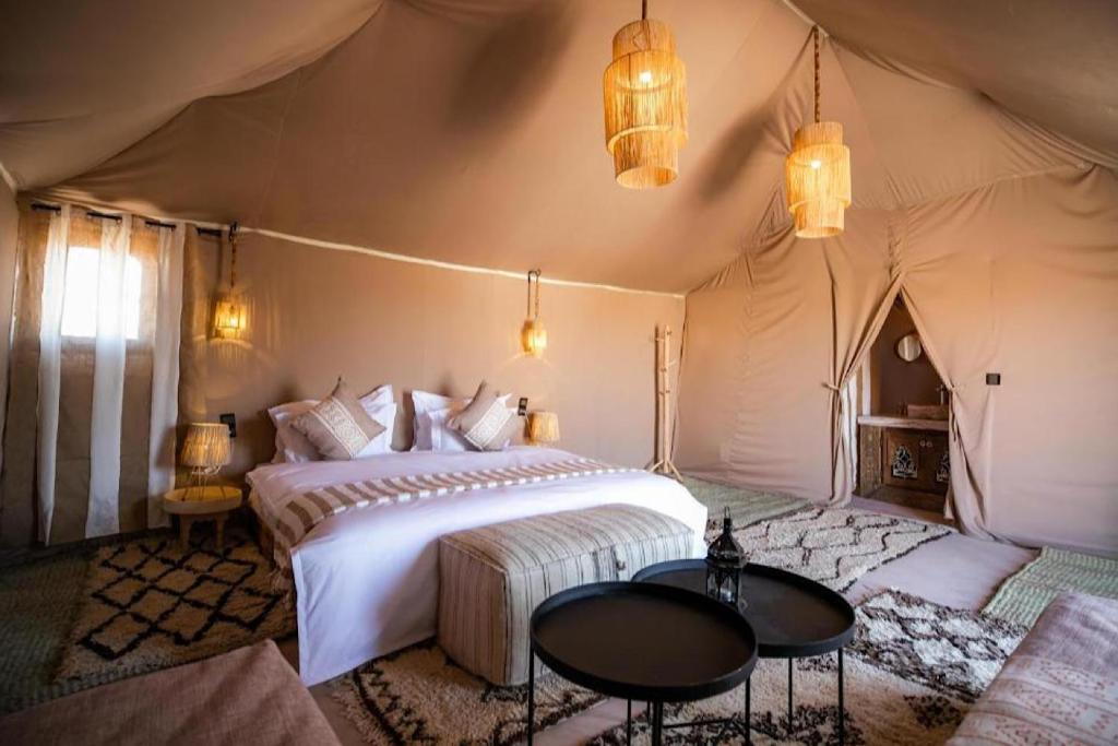 Una cama o camas en una habitación de Merzouga Berbers Luxury Camp