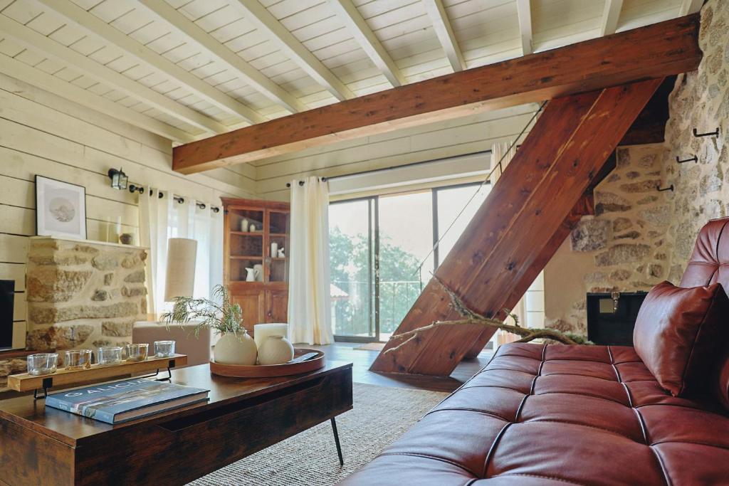 a living room with a couch and a large window at Casa da Edrada in Pradomao