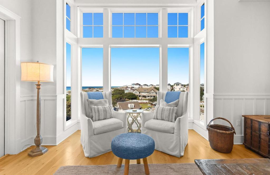 Inlet BeachにあるJewel Box at Watersoundの大きな窓と椅子とテーブルのある部屋