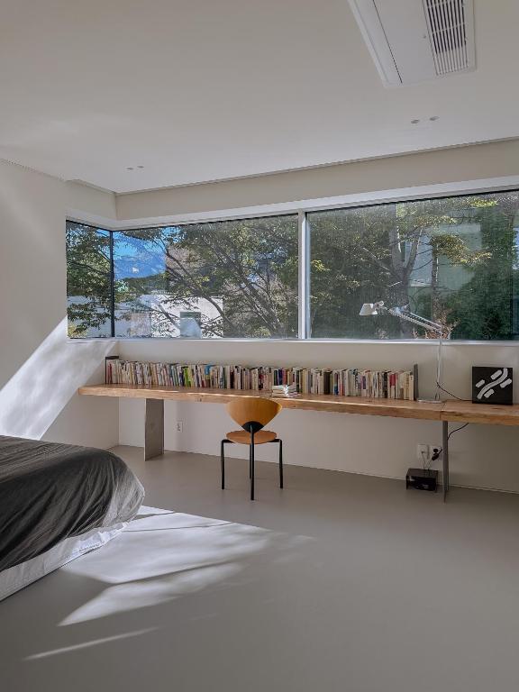ein Schlafzimmer mit einem Bett und einem Schreibtisch mit Büchern in der Unterkunft prenom in Paju