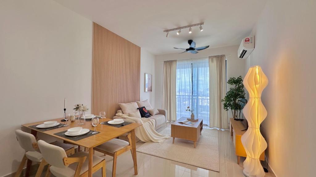 uma sala de jantar e sala de estar com mesa e cadeiras em Baron Residence by manatidur #PetFriendly #Lakecity em Kuala Lumpur