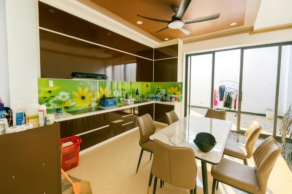 a dining room with a white table and chairs at Hoa Hướng Dương Hotel in Phan Rang