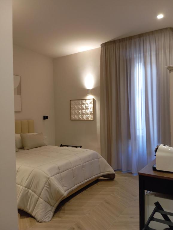 Un dormitorio con una cama grande y una ventana. en Nocera House, en Nocera Inferiore