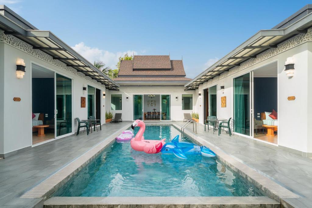 Bazén v ubytování Phuket La Siesta Pool Villas & Pool Access Rooms nebo v jeho okolí