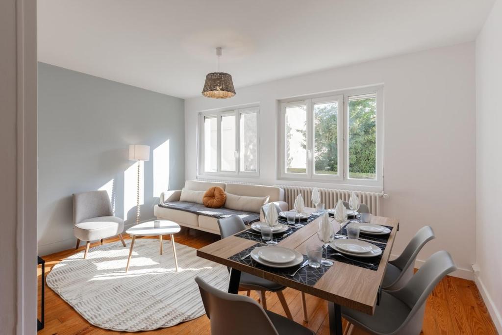 une salle à manger et un salon avec une table et des chaises dans l'établissement Appartement 3 chambres - Gare - Centre-ville, à Bourg-en-Bresse