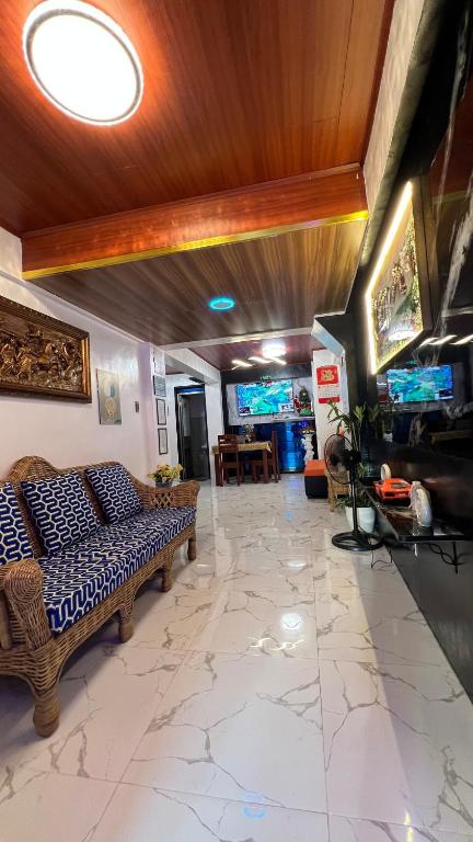 Χώρος καθιστικού στο RXS Skypod Hotel #1 inspired Suite in Roxas City