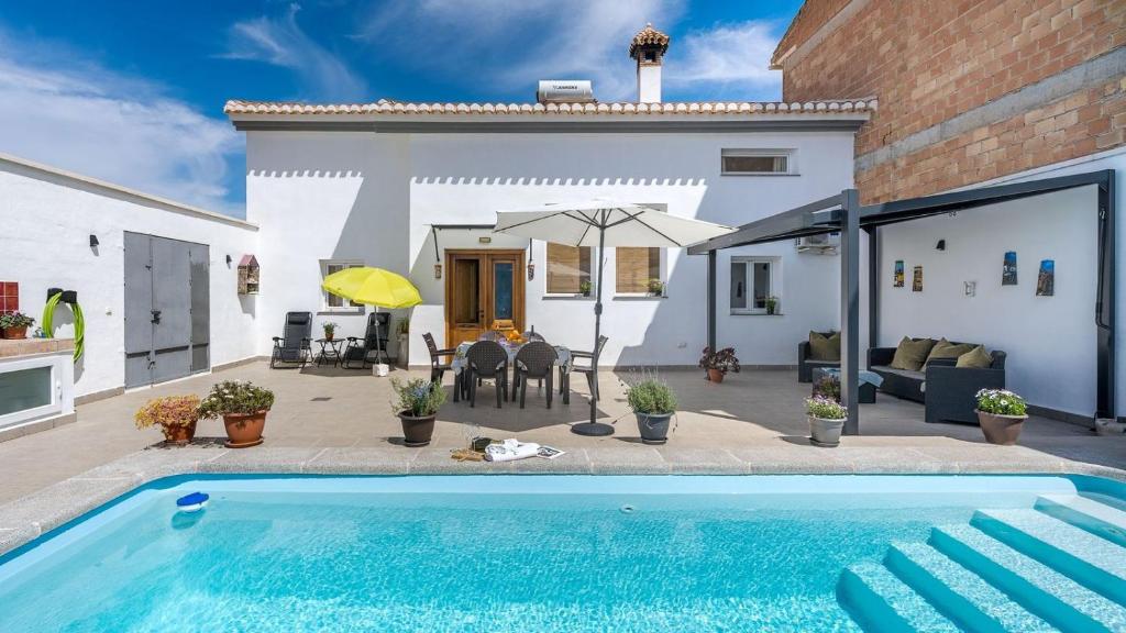 Bazén v ubytování Puentelata Dúrcal by Ruralidays nebo v jeho okolí