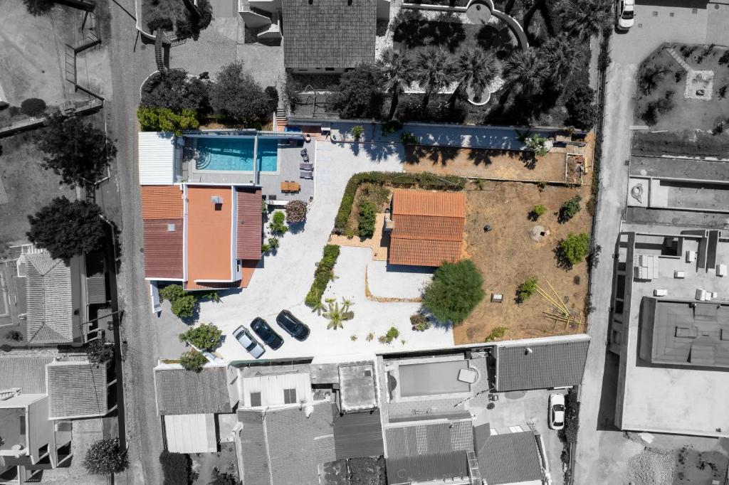 an overhead view of a house with a yard at ELI - Villa com 2 casas independentes - HolidaysPT in Quelfes