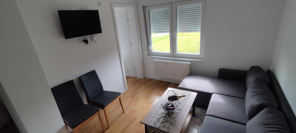 パレにあるStan na dan Višnjaのソファとテーブルのあるリビングルーム