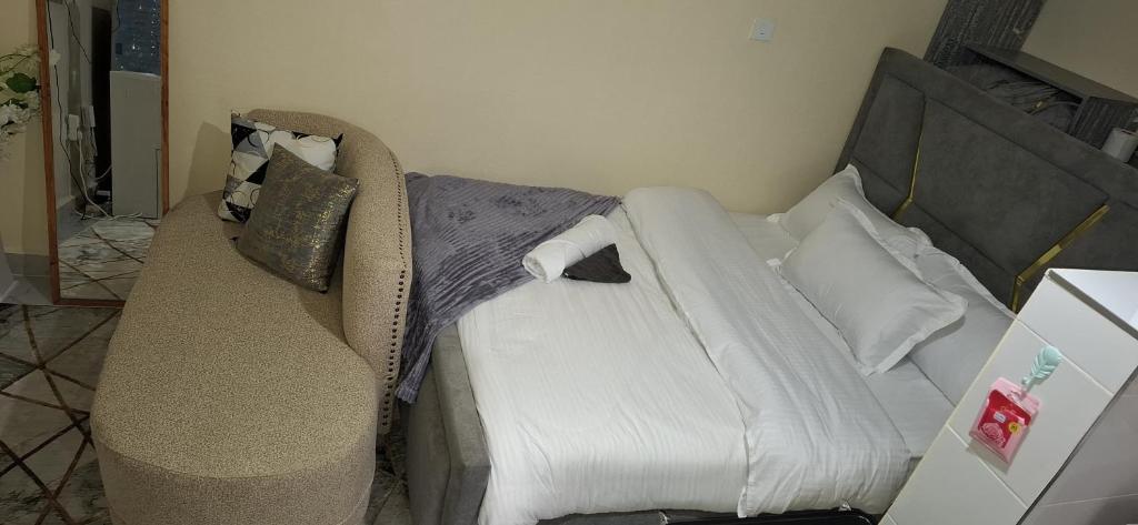 RungiriにあるAbbey's bnbのベッド1台とソファ1台が備わります。