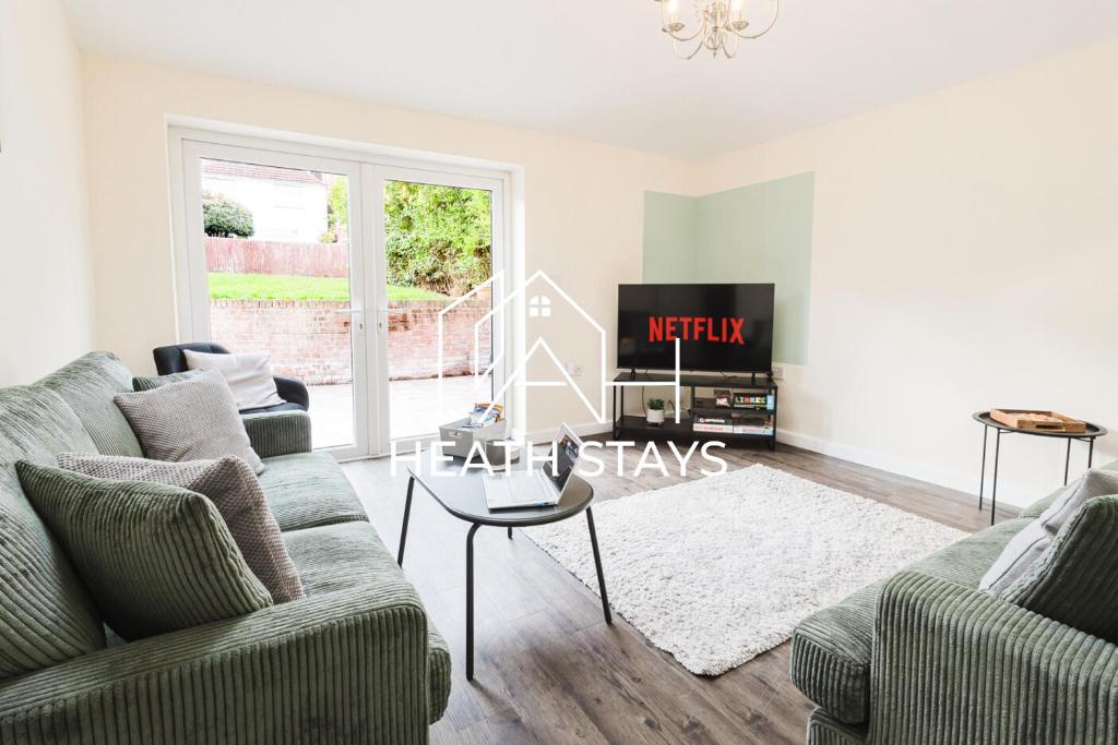 a living room with two couches and a tv at Large 5BR 3BA Home Leamington Spa Driveway Parking WI-FI in Leamington Spa