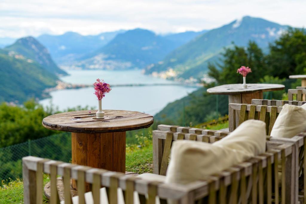 una mesa y sillas con vistas a la montaña en Hotel Serpiano, en Serpiano