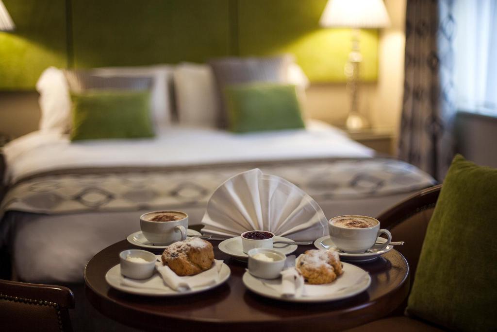 Postel nebo postele na pokoji v ubytování Breffni Arms Hotel