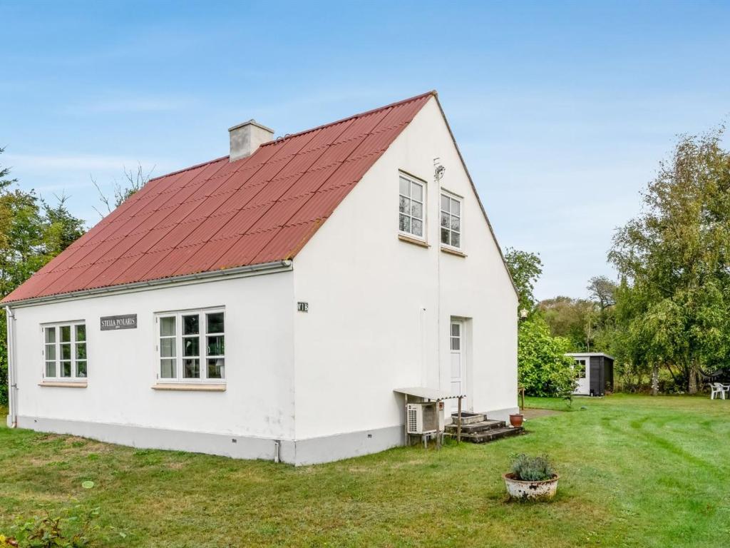 Vesterø HavnにあるHoliday Home Kätlin - 900m from the sea by Interhomeの赤屋根白屋根