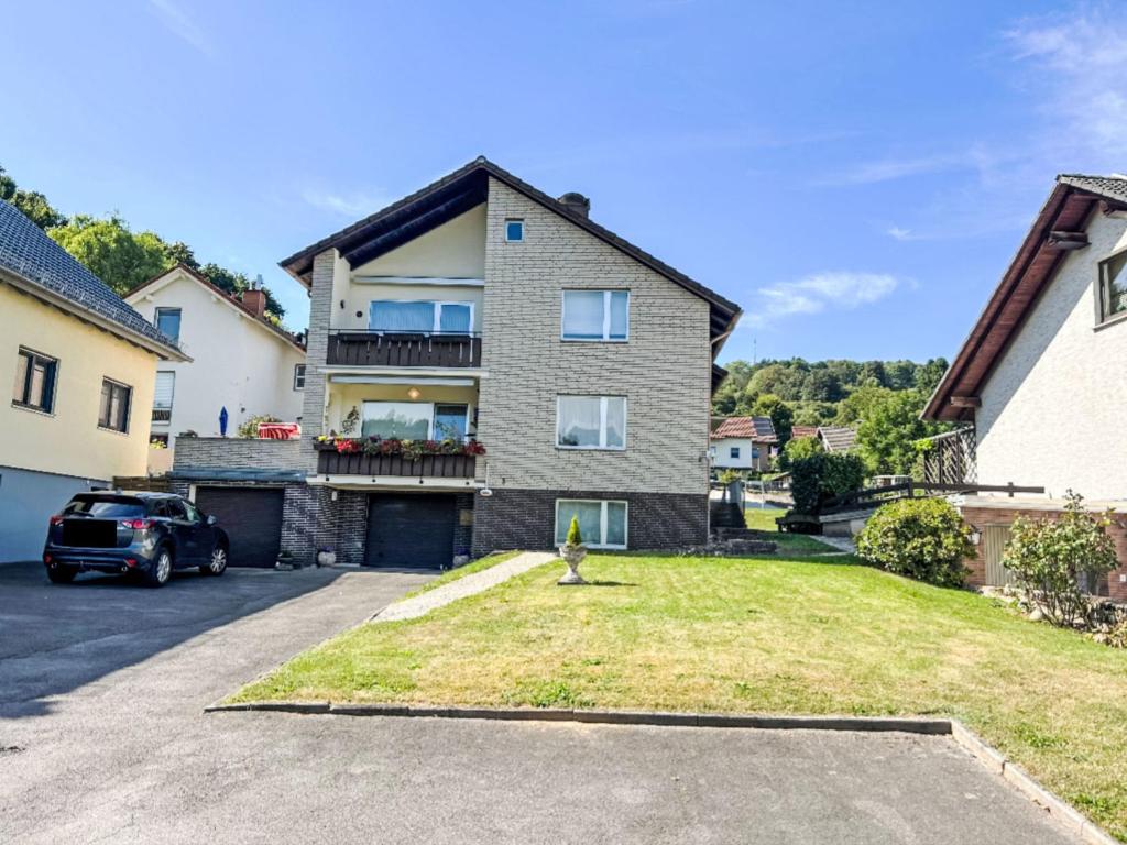une maison avec une voiture garée dans une allée dans l'établissement Apartment Celine by Interhome, à Lügde