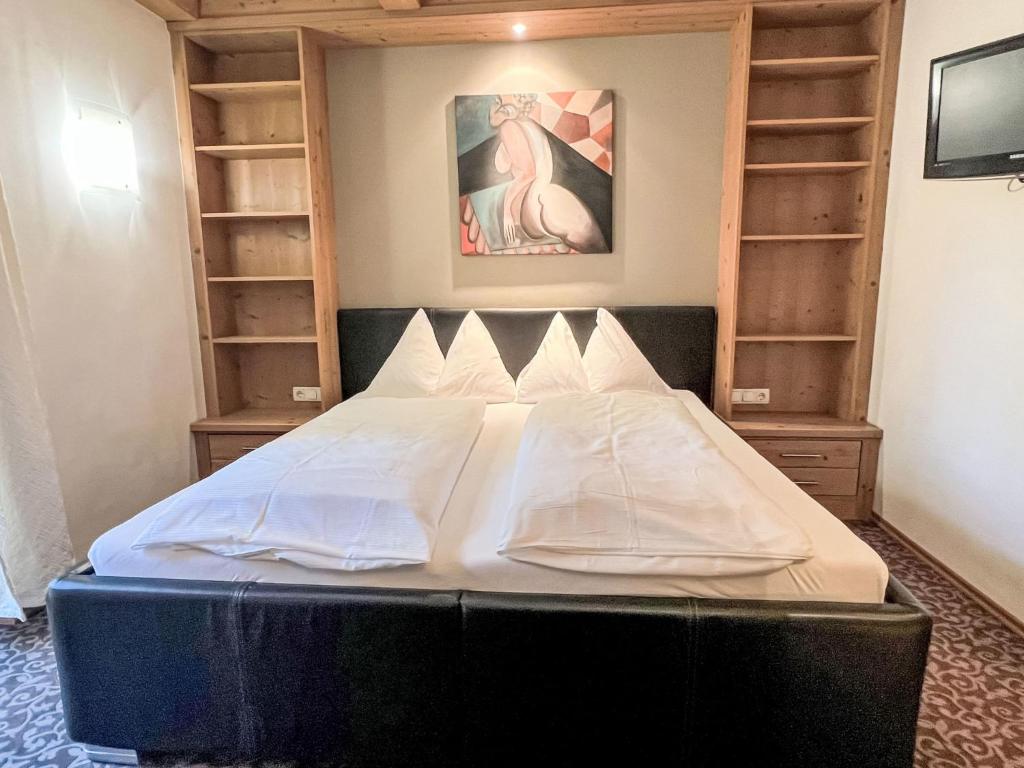 um quarto com uma cama grande com lençóis brancos em Apartment Cheeky Apartment-2 by Interhome em Oberndorf in Tirol