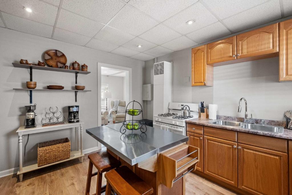 Una cocina con gabinetes de madera y encimera. en 1st Flr 1 Bed 1 Ba Furnished-Pet Friendly, en Manchester