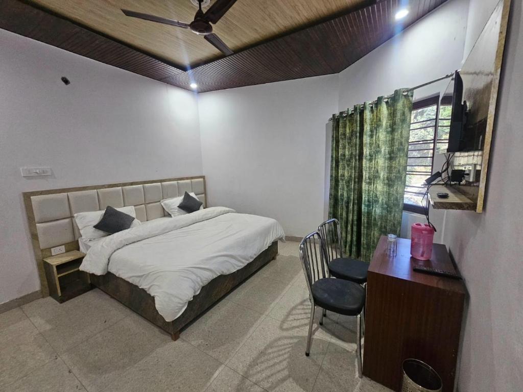 Postel nebo postele na pokoji v ubytování krishna hotel and restaurant