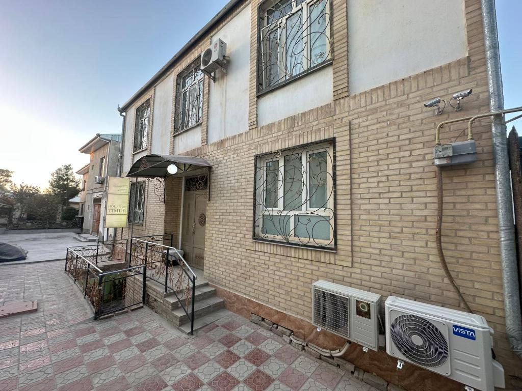 ein Gebäude mit einer Klimaanlage an der Seite in der Unterkunft House of Timur in Buxoro