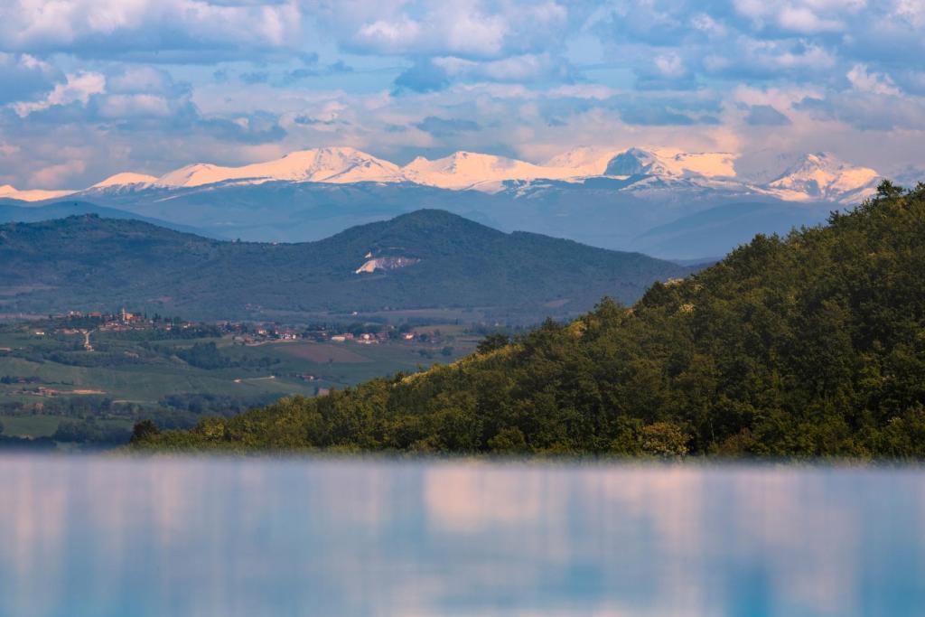 a view of a mountain range with a body of water at Agriturismo Il Serraglio in Montepulciano