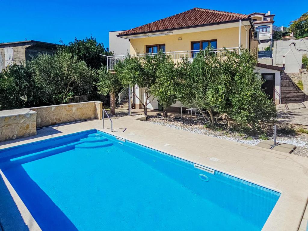 ein Swimmingpool vor einem Haus in der Unterkunft Holiday Home Palada by Interhome in Marina