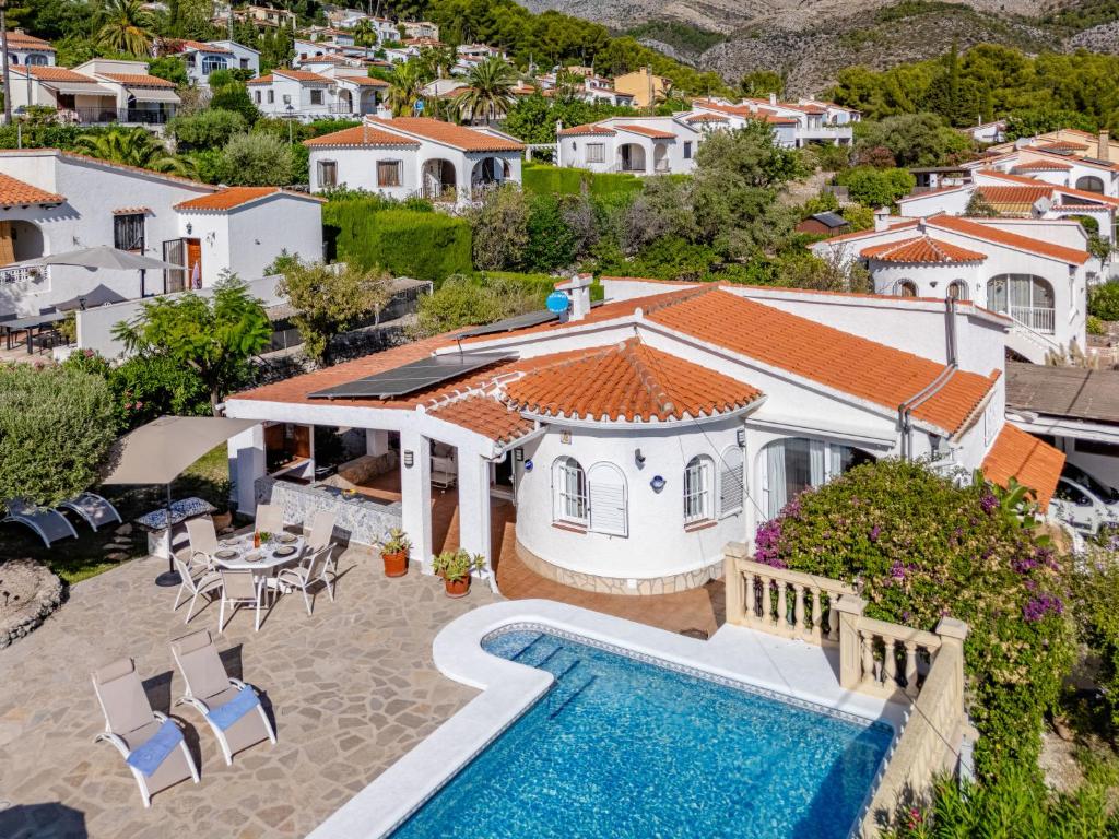 eine Luftaufnahme einer Villa mit Swimmingpool in der Unterkunft Holiday Home Olivia by Interhome in Fontilles