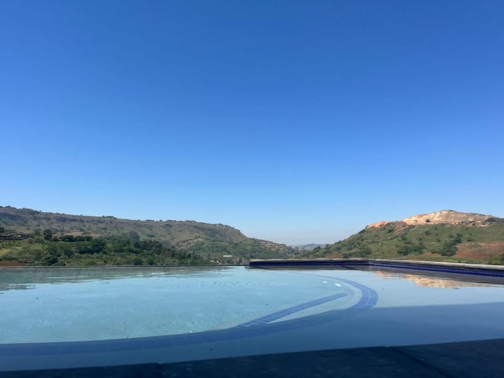 vista su un fiume con montagne sullo sfondo di Pegasus Peak Lodge a Drummond