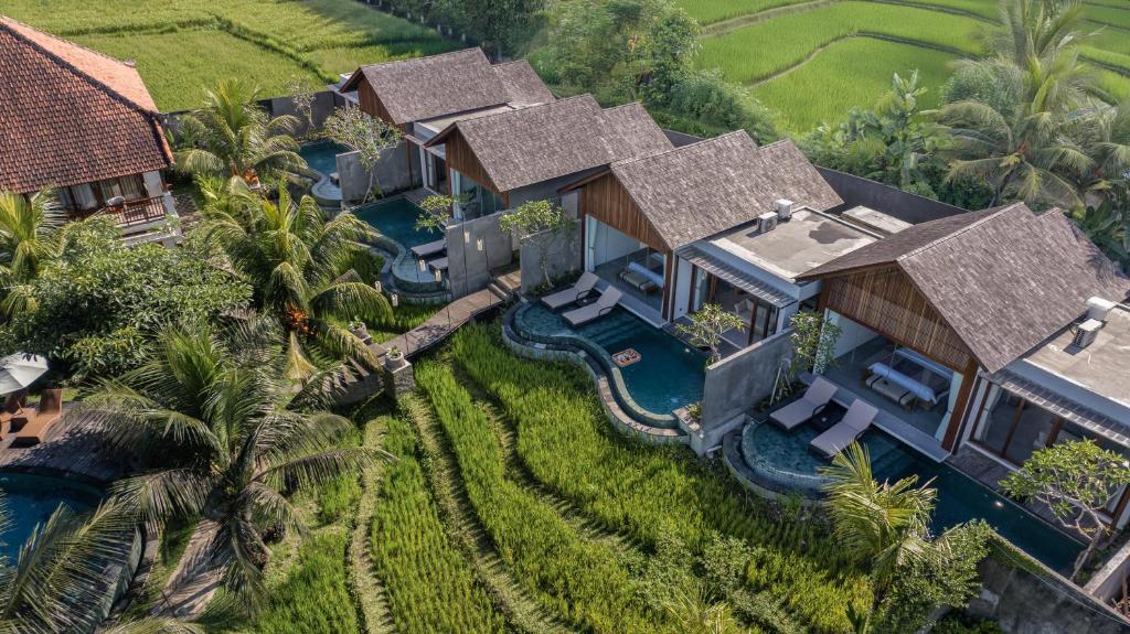 een luchtfoto van een huis met een zwembad bij Queen at Gunung Sari in Ubud