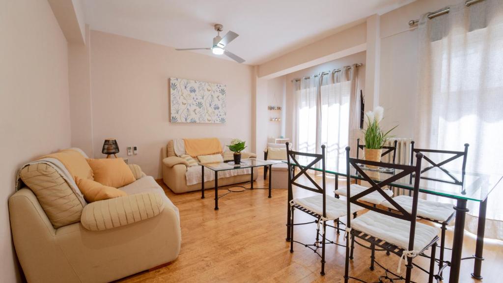 a living room with a couch and a glass table at DreamStay - San Vicente Ferrer Apartamento in Granada