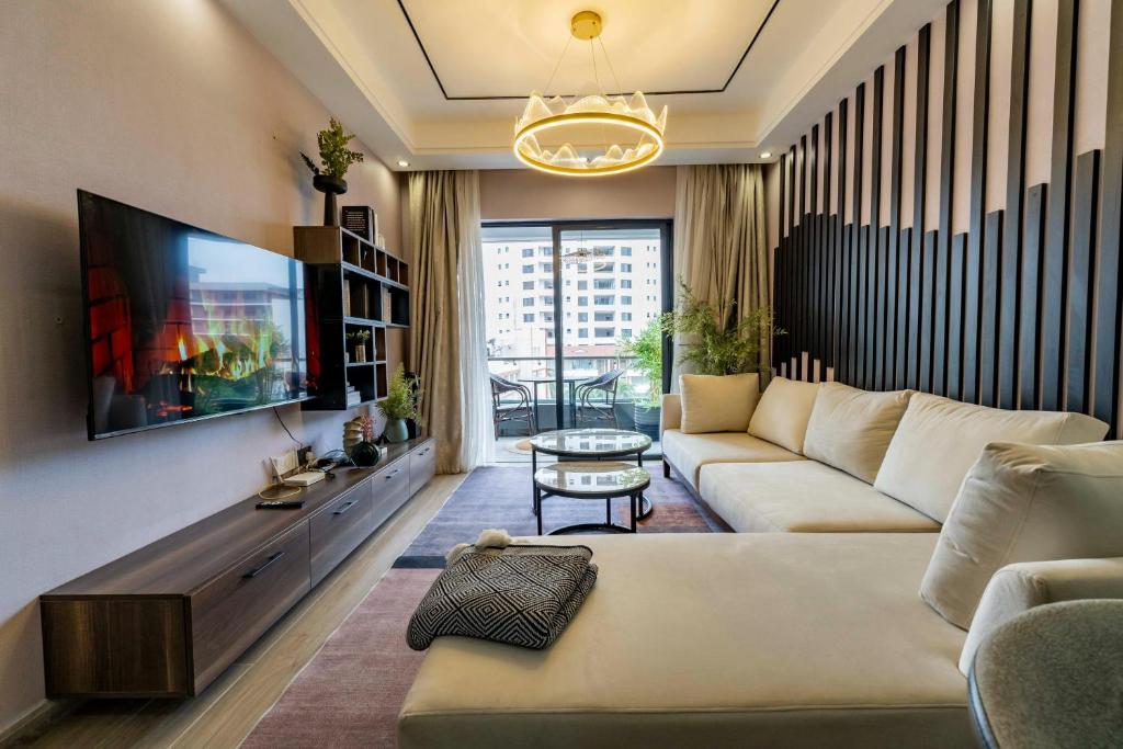 een woonkamer met een bank en een tv bij Oak Classic Residence in Nairobi