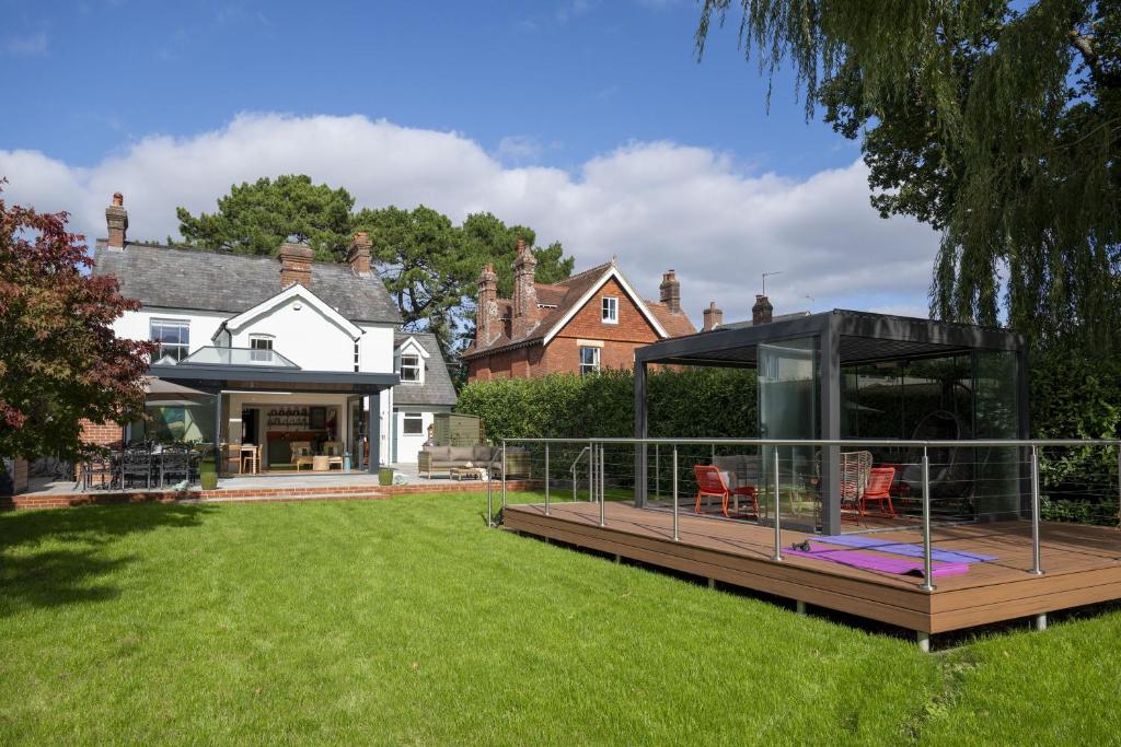 a house with a glass extension in a yard at Riverview in Brockenhurst