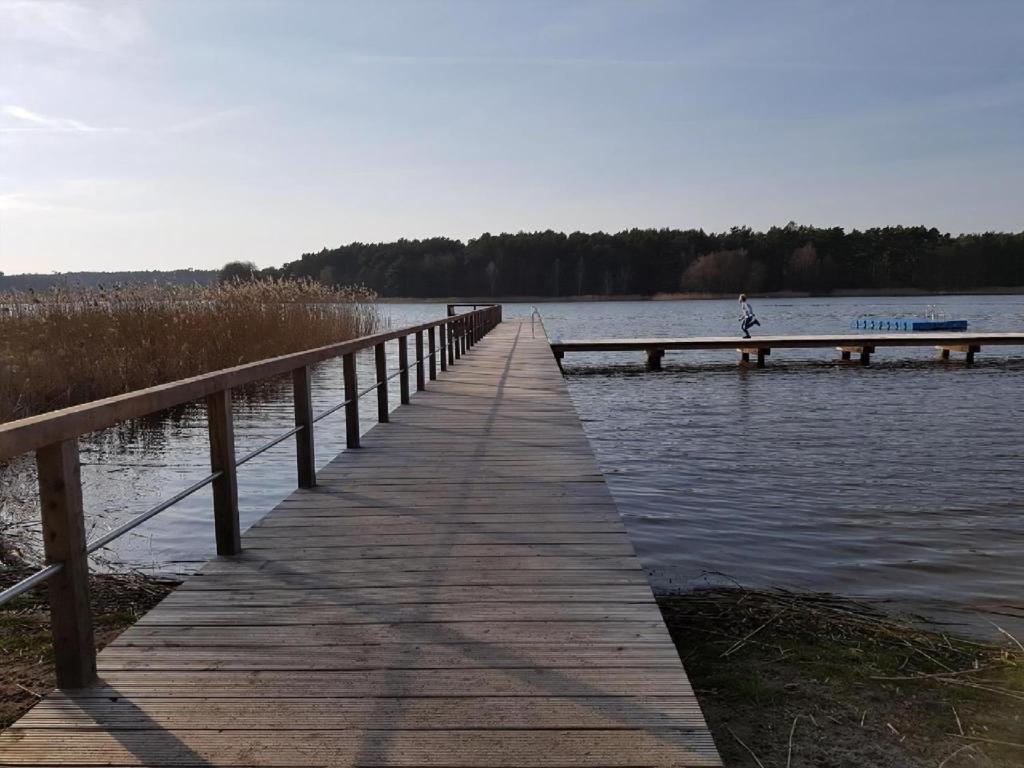 a wooden bridge over a body of water at Bungalow Stuebner in Barnin