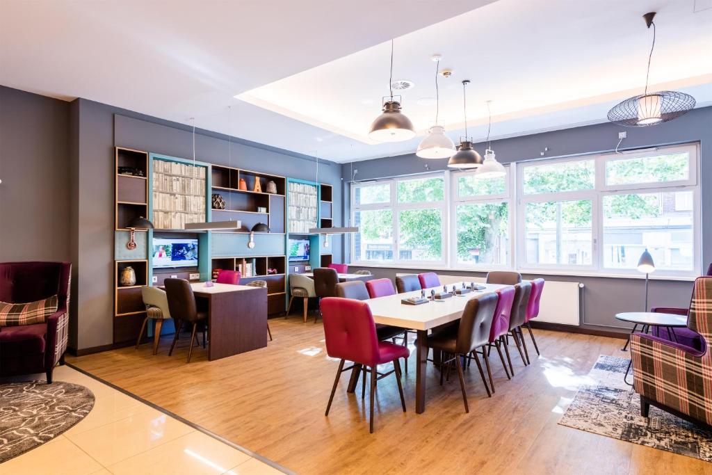 Premier Inn Hamburg City Alster - Resim 18