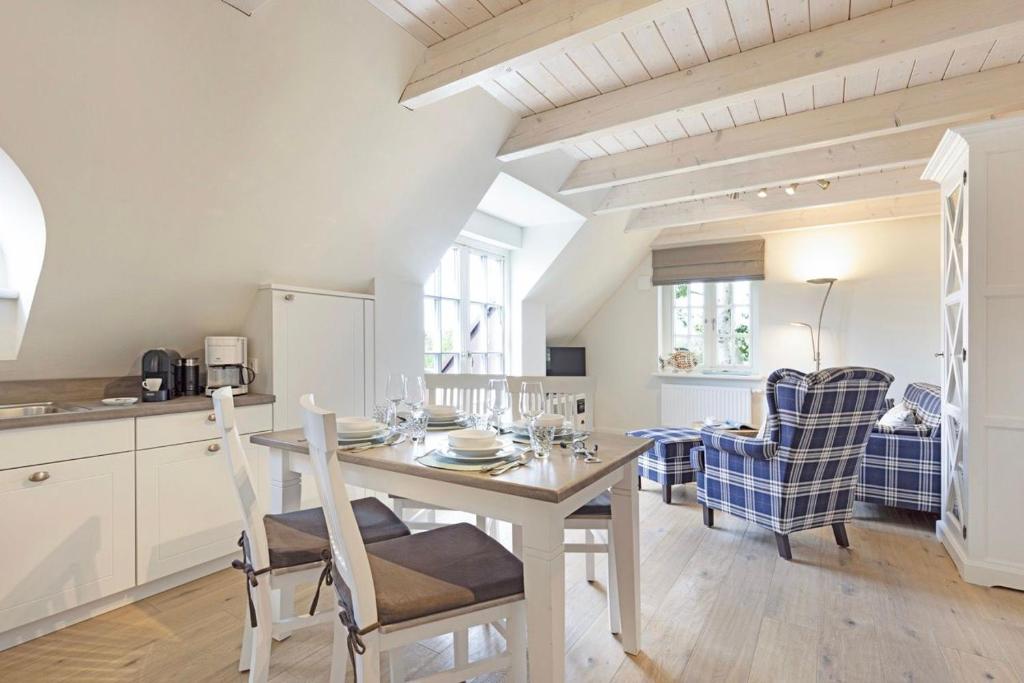 une cuisine et une salle à manger avec une table et des chaises dans l'établissement Lister Kaiser, à List auf Sylt