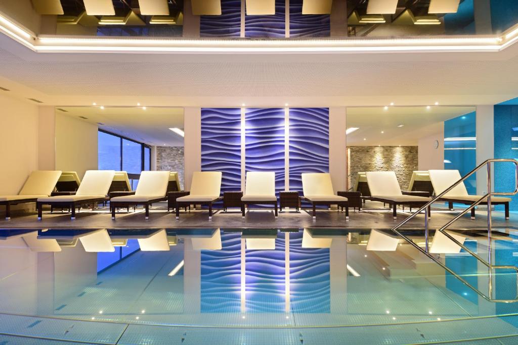 una sala conferenze con tavolo e sedie in cima a una piscina di Hotel Waldrast a Terento