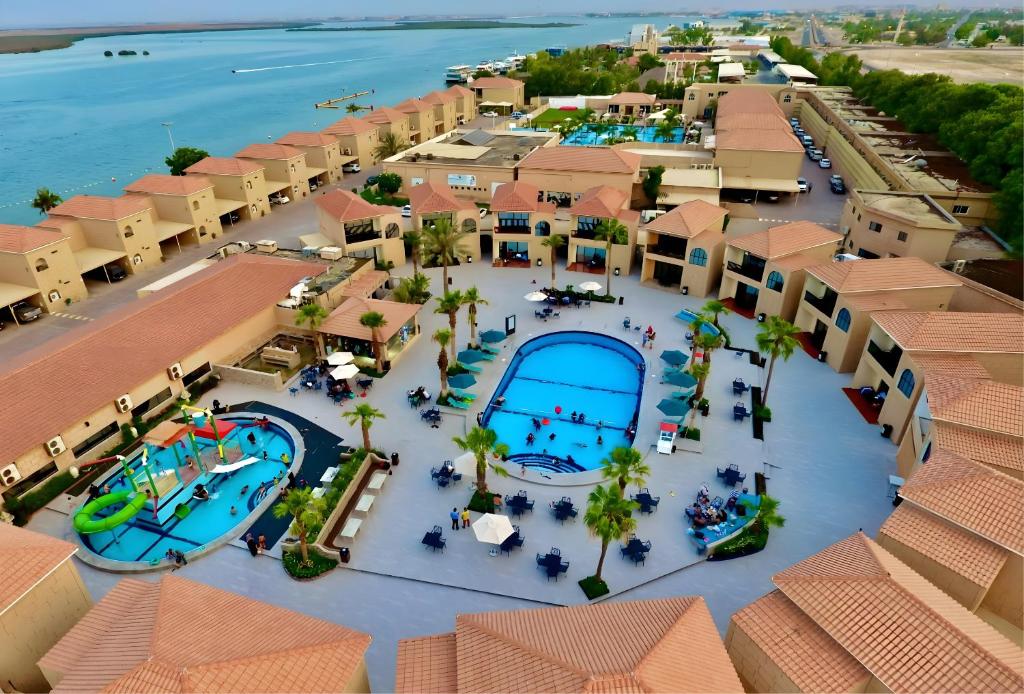 une vue aérienne du complexe avec le parc aquatique dans l'établissement Palma Beach Resort & Spa, à Umm Al Quwain