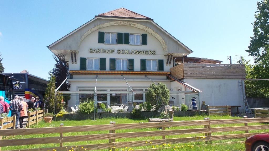 een huis waar mensen voor staan bij Gasthof Schlossberg Bori in Signau