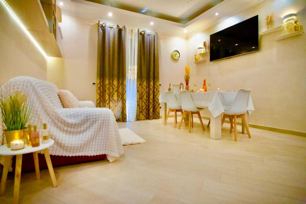 a living room with a white table and chairs at Nuova Fiera di Roma in Ponte Galeria