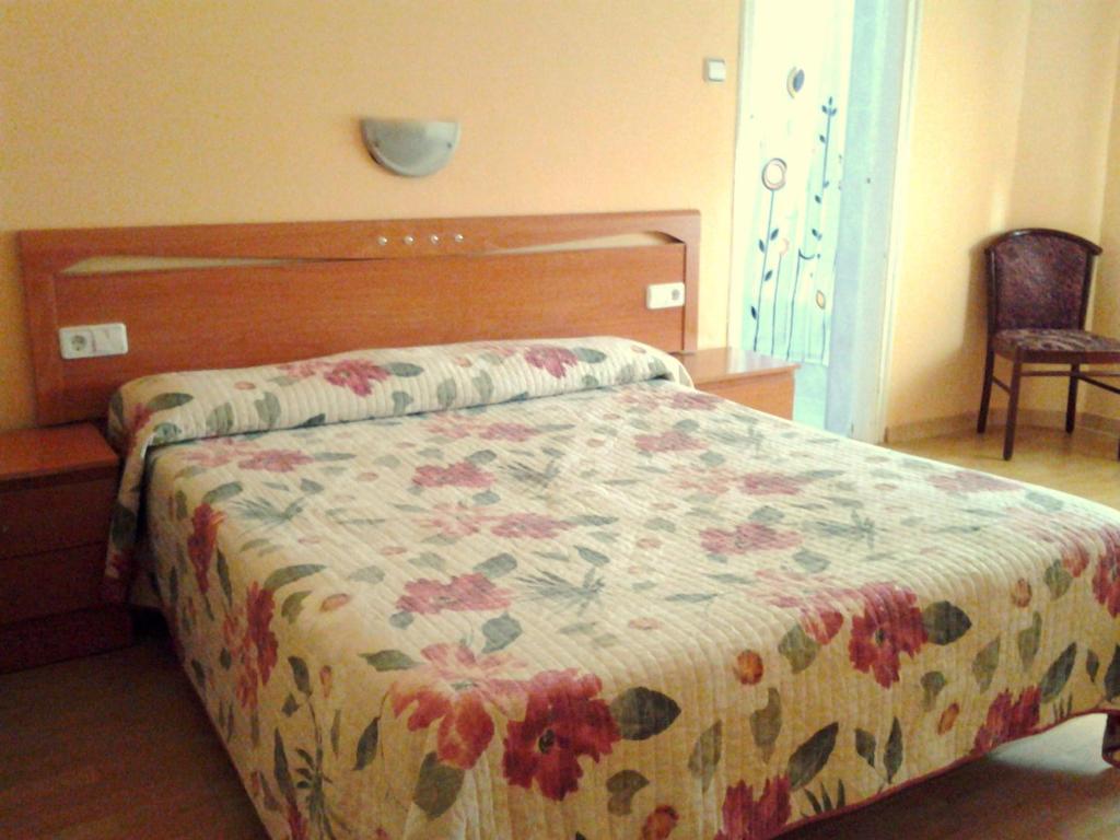 Posteľ alebo postele v izbe v ubytovaní Hostal Urgell