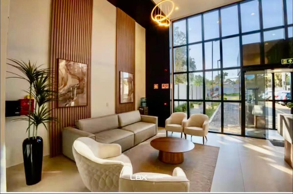 a living room with a couch and chairs at Momentos únicos em Foz te esperam in Foz do Iguaçu