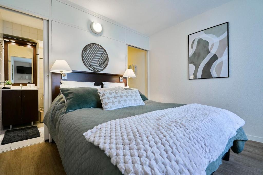 Ένα ή περισσότερα κρεβάτια σε δωμάτιο στο Elegant and cozy Vauban studio