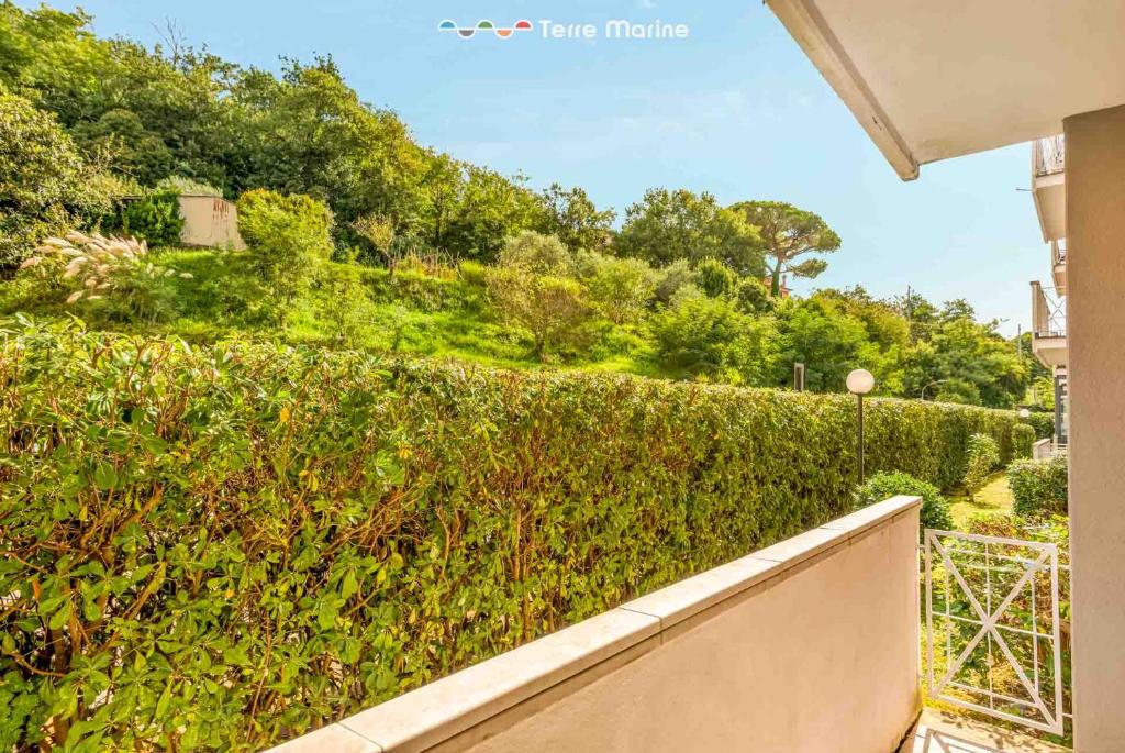 una siepe di fronte a una casa con una recinzione di LunaMare, Terre Marine a Santo Stefano di Magra