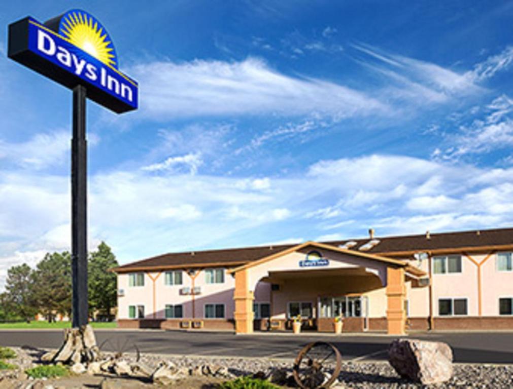 a sign in front of a days inn at Days Inn by Wyndham Alamosa in Alamosa