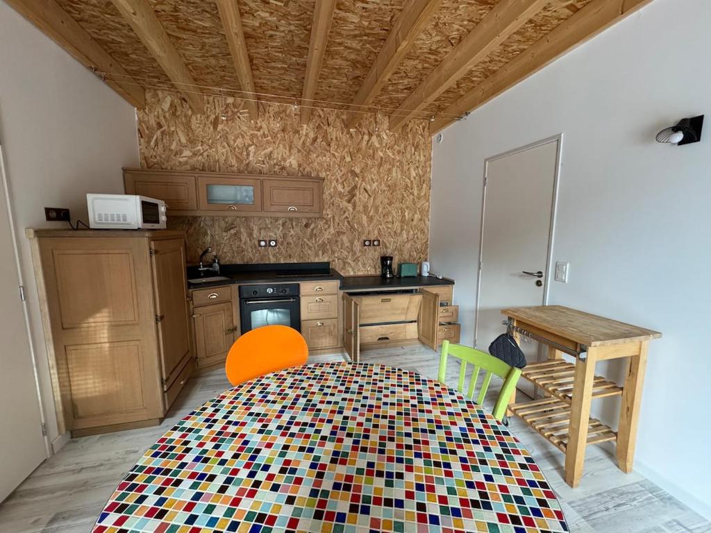 eine Küche mit Tisch und Stühlen in einem Zimmer in der Unterkunft Logement près de la rivière in Athée