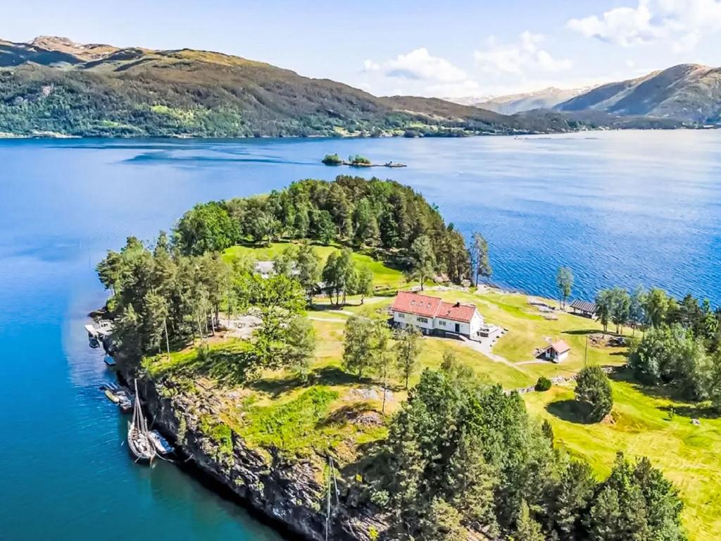een luchtzicht op een huis op een eiland in een meer bij Holiday Home Holmen by Interhome in Bakka