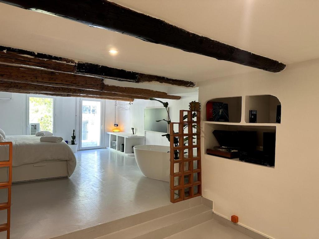 Le loft industriel tesisinde bir televizyon ve/veya eğlence merkezi