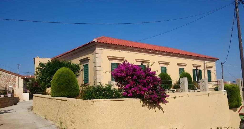 a house with pink flowers in front of a fence at Traditional House in Rífion